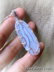 画像10: キラキラ結晶入り♪【ストレス・緊張緩和・癒し効果】石全長4cm 大ぶり高品質ブルーレースアゲート シンプル　ペンダント・ネックレス＊ブルーレースカルセドニー 1点もの マクラメ編み ハンドメイド天然石 お守り パワーストーンアクセサリー 癒し効果 ヒーリングジュエリー　金属アレルギー対応 (10)