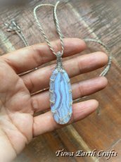 画像17: キラキラ結晶入り♪【ストレス・緊張緩和・癒し効果】石全長4cm 大ぶり高品質ブルーレースアゲート シンプル　ペンダント・ネックレス＊ブルーレースカルセドニー 1点もの マクラメ編み ハンドメイド天然石 お守り パワーストーンアクセサリー 癒し効果 ヒーリングジュエリー　金属アレルギー対応 (17)