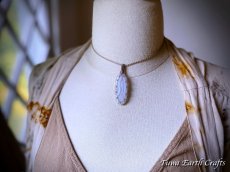画像11: キラキラ結晶入り♪【ストレス・緊張緩和・癒し効果】石全長4cm 大ぶり高品質ブルーレースアゲート シンプル　ペンダント・ネックレス＊ブルーレースカルセドニー 1点もの マクラメ編み ハンドメイド天然石 お守り パワーストーンアクセサリー 癒し効果 ヒーリングジュエリー　金属アレルギー対応 (11)