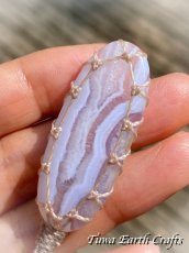 画像4: キラキラ結晶入り♪【ストレス・緊張緩和・癒し効果】石全長4cm 大ぶり高品質ブルーレースアゲート シンプル　ペンダント・ネックレス＊ブルーレースカルセドニー 1点もの マクラメ編み ハンドメイド天然石 お守り パワーストーンアクセサリー 癒し効果 ヒーリングジュエリー　金属アレルギー対応 (4)