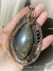 画像1: 石全長5.8cm超特大【魔除け・厄除け・積極性アップ】メキシコ産 高品質ゴールドシーン オブシディアンネックレス ペンダント ゴールデンオブシディアン 黒曜石 ハンドメイド 手仕事 渦巻き・スパイラル ワイヤーアート 天然石パワーストーン 縁切り お守り ネックレス マクラメアクセサリー ヒーリング　エスニック・トライバル アンティーク・ヴィンテージ風 (1)