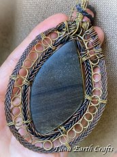 画像17: 石全長5.8cm超特大【魔除け・厄除け・積極性アップ】メキシコ産 高品質ゴールドシーン オブシディアンネックレス ペンダント ゴールデンオブシディアン 黒曜石 ハンドメイド 手仕事 渦巻き・スパイラル ワイヤーアート 天然石パワーストーン 縁切り お守り ネックレス マクラメアクセサリー ヒーリング　エスニック・トライバル アンティーク・ヴィンテージ風 (17)