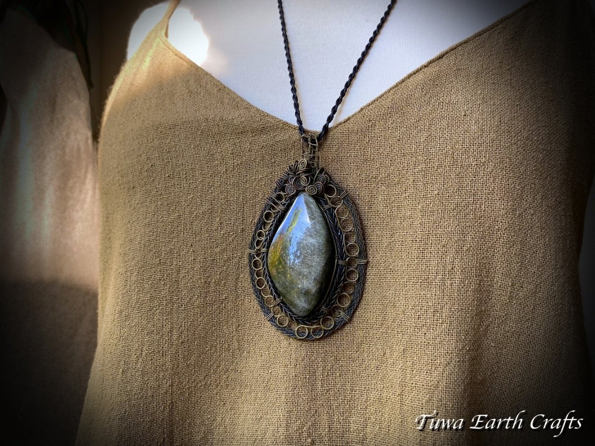 画像12: 石全長5.8cm超特大【魔除け・厄除け・積極性アップ】メキシコ産 高品質ゴールドシーン オブシディアンネックレス ペンダント ゴールデンオブシディアン 黒曜石 ハンドメイド 手仕事 渦巻き・スパイラル ワイヤーアート 天然石パワーストーン 縁切り お守り ネックレス マクラメアクセサリー ヒーリング　エスニック・トライバル アンティーク・ヴィンテージ風 (12)