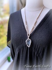 画像18: 全長4.5cm大ぶり♪ 高品質アンダラクリスタル（シエラネバダ産）ネックレス・ペンダント アクアセレニティ 薄水色 クリアアクアブルー ペールブルー ヘンプ 麻紐 生成り シンプル＆ナチュラル マクラメ 1点もの ハンドメイドアクセサリー スピリチュアル ヒーリングジュエリー　邪気除け 電磁波対策 お守り (18)
