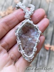 画像14: 全長4.5cm大ぶり♪ 高品質アンダラクリスタル（シエラネバダ産）ネックレス・ペンダント アクアセレニティ 薄水色 クリアアクアブルー ペールブルー ヘンプ 麻紐 生成り シンプル＆ナチュラル マクラメ 1点もの ハンドメイドアクセサリー スピリチュアル ヒーリングジュエリー　邪気除け 電磁波対策 お守り (14)