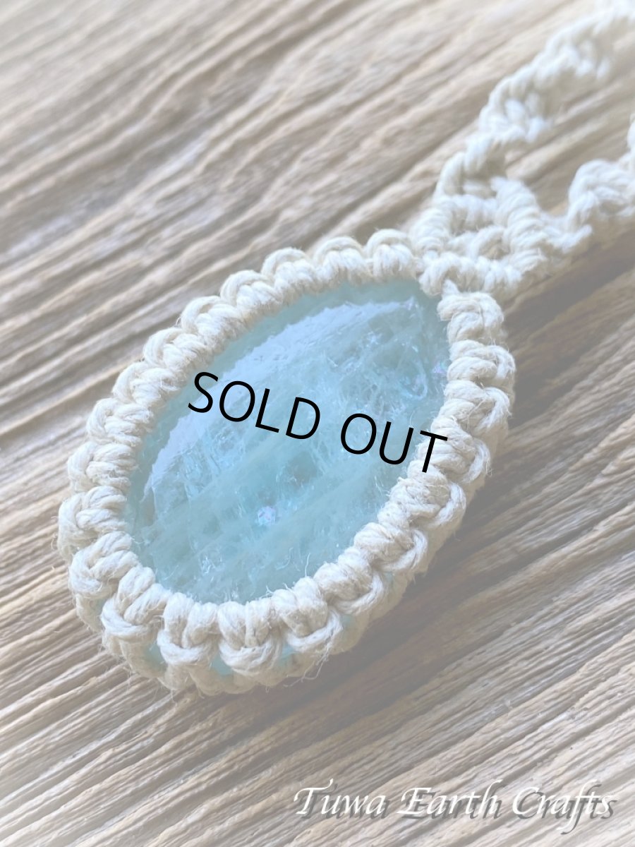 画像14: キラキラ♪ 大ぶり高品質アクアマリン ネックレス チョーカー ペンダント シンプル＆ナチュラル 1点もの★地球と身体に優しいヘンプ素材 無染色 麻紐 生成り ナチュラル天然素材オーガニックファッション  ハンドメイドお守り天然石ヒーリングストーン マクラメアクセサリー (14)