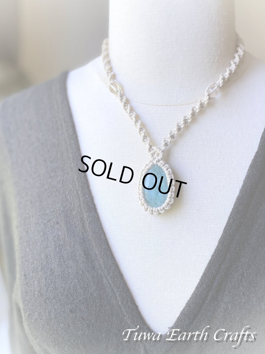 画像18: キラキラ♪ 大ぶり高品質アクアマリン ネックレス チョーカー ペンダント シンプル＆ナチュラル 1点もの★地球と身体に優しいヘンプ素材 無染色 麻紐 生成り ナチュラル天然素材オーガニックファッション  ハンドメイドお守り天然石ヒーリングストーン マクラメアクセサリー (18)