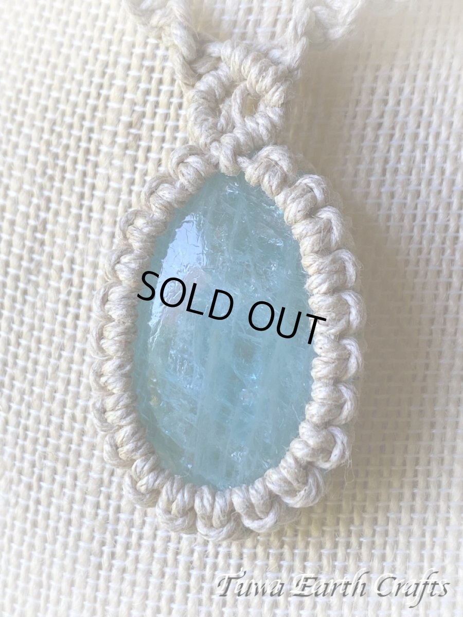 画像8: キラキラ♪ 大ぶり高品質アクアマリン ネックレス チョーカー ペンダント シンプル＆ナチュラル 1点もの★地球と身体に優しいヘンプ素材 無染色 麻紐 生成り ナチュラル天然素材オーガニックファッション  ハンドメイドお守り天然石ヒーリングストーン マクラメアクセサリー (8)