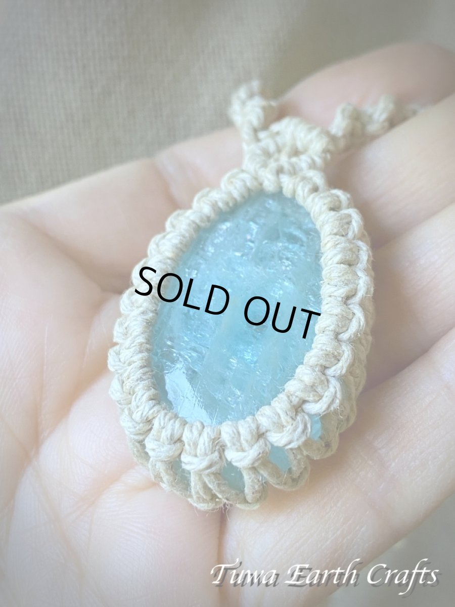 画像16: キラキラ♪ 大ぶり高品質アクアマリン ネックレス チョーカー ペンダント シンプル＆ナチュラル 1点もの★地球と身体に優しいヘンプ素材 無染色 麻紐 生成り ナチュラル天然素材オーガニックファッション  ハンドメイドお守り天然石ヒーリングストーン マクラメアクセサリー (16)