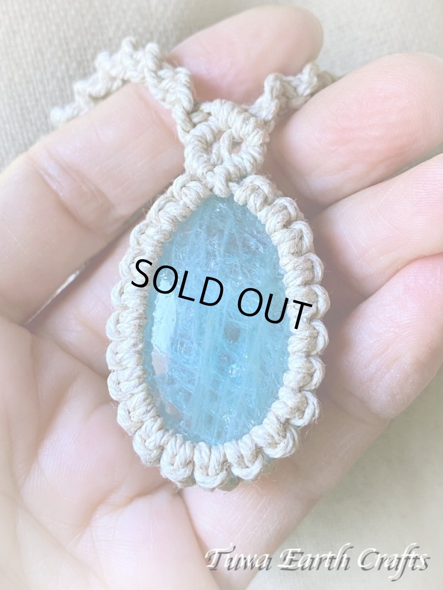 画像1: キラキラ♪ 大ぶり高品質アクアマリン ネックレス チョーカー ペンダント シンプル＆ナチュラル 1点もの★地球と身体に優しいヘンプ素材 無染色 麻紐 生成り ナチュラル天然素材オーガニックファッション  ハンドメイドお守り天然石ヒーリングストーン マクラメアクセサリー (1)