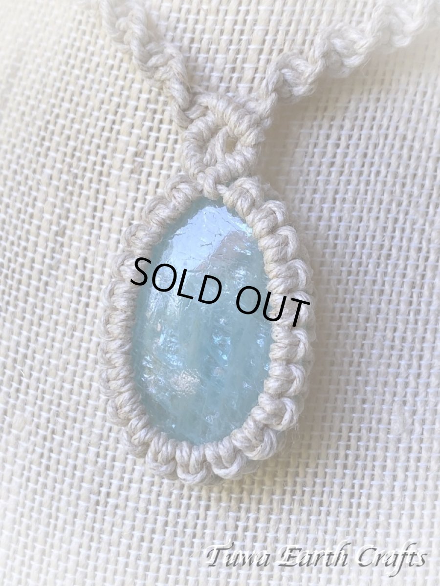 画像3: キラキラ♪ 大ぶり高品質アクアマリン ネックレス チョーカー ペンダント シンプル＆ナチュラル 1点もの★地球と身体に優しいヘンプ素材 無染色 麻紐 生成り ナチュラル天然素材オーガニックファッション  ハンドメイドお守り天然石ヒーリングストーン マクラメアクセサリー (3)