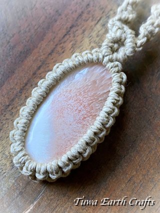 ホワイトシェル＆ルビーのマクラメ編みネックレス　ペンダント　天然石 ホワイトシェル＆ルビーのマクラメ編みネックレス ペンダント