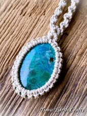 画像2: 石全長4.2cm大ぶり 高品質クリソコラ ヘンプ ペンダント／ネックレス＊シンプル＆ナチュラル 生成り　地球と身体に優しいヘンプ 麻紐 ナチュラル天然素材  パワーストーン 天然石ハンドメイド マクラメアクセサリー オーガニックファッション (2)