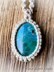 画像3: 石全長4.2cm大ぶり 高品質クリソコラ ヘンプ ペンダント／ネックレス＊シンプル＆ナチュラル 生成り　地球と身体に優しいヘンプ 麻紐 ナチュラル天然素材  パワーストーン 天然石ハンドメイド マクラメアクセサリー オーガニックファッション (3)