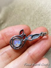 画像10: 葉っぱデザイン🌿まんまるレイボームーンストーン ペンダントトップ with キラキラ宝石質ガーネット 1点もの★ヒーリングストーン天然石パワーストーンお守りアクセサリー ヒーリングジュエリー  (10)