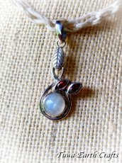 画像6: 葉っぱデザイン🌿まんまるレイボームーンストーン ペンダントトップ with キラキラ宝石質ガーネット 1点もの★ヒーリングストーン天然石パワーストーンお守りアクセサリー ヒーリングジュエリー  (6)