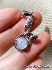 画像2: 葉っぱデザイン🌿まんまるレイボームーンストーン ペンダントトップ with キラキラ宝石質ガーネット 1点もの★ヒーリングストーン天然石パワーストーンお守りアクセサリー ヒーリングジュエリー  (2)