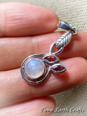 画像1: 葉っぱデザイン🌿まんまるレイボームーンストーン ペンダントトップ with キラキラ宝石質ガーネット 1点もの★ヒーリングストーン天然石パワーストーンお守りアクセサリー ヒーリングジュエリー  (1)