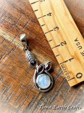 画像9: 葉っぱデザイン🌿まんまるレイボームーンストーン ペンダントトップ with キラキラ宝石質ガーネット 1点もの★ヒーリングストーン天然石パワーストーンお守りアクセサリー ヒーリングジュエリー  (9)