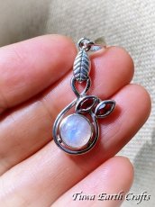 画像5: 葉っぱデザイン🌿まんまるレイボームーンストーン ペンダントトップ with キラキラ宝石質ガーネット 1点もの★ヒーリングストーン天然石パワーストーンお守りアクセサリー ヒーリングジュエリー  (5)