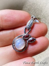 画像3: 葉っぱデザイン🌿まんまるレイボームーンストーン ペンダントトップ with キラキラ宝石質ガーネット 1点もの★ヒーリングストーン天然石パワーストーンお守りアクセサリー ヒーリングジュエリー  (3)