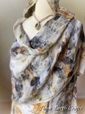 画像21: フード付き 薬草・草木染めエコプリント x ふわふわメキシココットン 大判ショール 手染めボタニカルダイ 押し花染め ナチュラルファッション＊ストール/羽織り/カーディガン*ハンドメイド 天然染料 天然素材 冷房対策 日除け プレゼント ギフト スカーフ  (21)