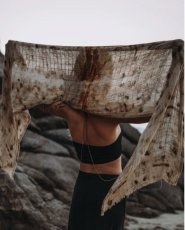 画像31: 薬草・草木染めエコプリント x ふわふわメキシココットン 大判ショール 手染めボタニカルダイ 押し花染め 自然派ナチュラルファッション＊ストール/巻きスカート/羽織り*ハンドメイド 薬草魔女 天然染料 天然素材 冷房対策 日除け プレゼント ギフト スカーフ  (31)