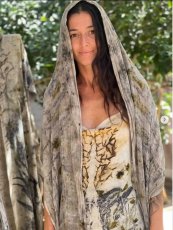 画像1: 薬草・草木染めエコプリント x ふわふわメキシココットン 大判ショール 手染めボタニカルダイ 押し花染め 自然派ナチュラルファッション＊ストール/巻きスカート/羽織り*ハンドメイド 薬草魔女 天然染料 天然素材 冷房対策 日除け プレゼント ギフト スカーフ  (1)