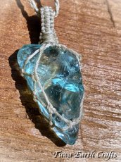 画像4: 石全長4cm大ぶり 高品質アンダラクリスタル(シエラネバダ産)ネックレス・ペンダント ブルートパーズ アクアブルー 原石 宝石質 シンプル&ナチュラル マクラメ 1点もの  天然石 ハンドメイドアクセサリー スピリチュアル お守り ヒーリングジュエリー 金属アレルギー対応  (4)