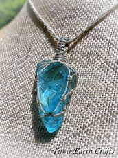 画像1: 石全長4cm大ぶり 高品質アンダラクリスタル(シエラネバダ産)ネックレス・ペンダント ブルートパーズ アクアブルー 原石 宝石質 シンプル&ナチュラル マクラメ 1点もの  天然石 ハンドメイドアクセサリー スピリチュアル お守り ヒーリングジュエリー 金属アレルギー対応  (1)