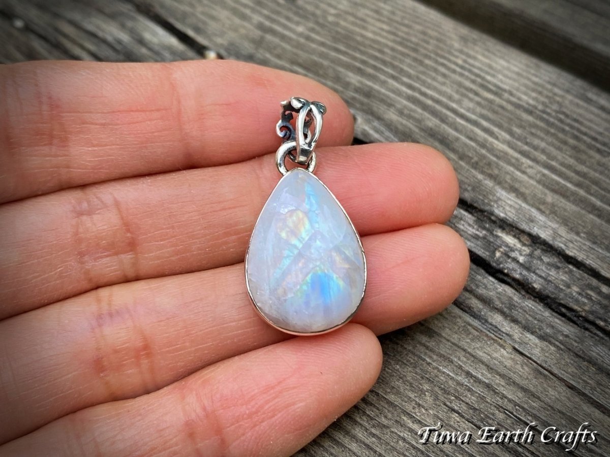画像9: 【直感力アップ・潜在能力を引き出す】高品質レインボームーンストーン ペンダントトップ ファントム入り ヒーリングストーン ジュエリー天然石アクセサリー スピリチュアル 恋愛成就お守り (9)