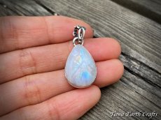 画像9: 【直感力アップ・潜在能力を引き出す】高品質レインボームーンストーン ペンダントトップ ファントム入り ヒーリングストーン ジュエリー天然石アクセサリー スピリチュアル 恋愛成就お守り (9)