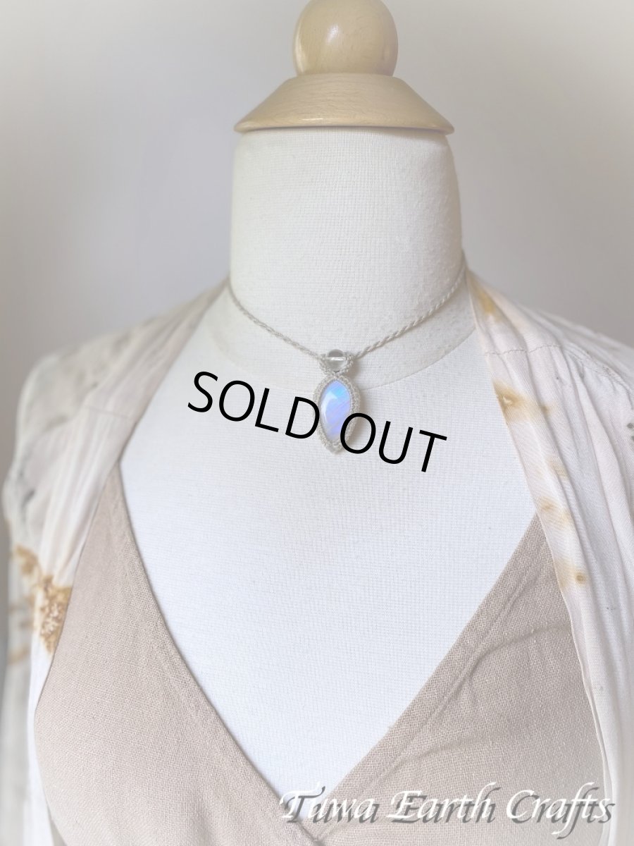 画像29: 【直感力アップ・潜在能力を引き出す】大ぶり高品質ロイヤルブルームーンストーン　ペンダント・ネックレス 1点もの 生成り シンプル＆ナチュラル 天然石パワーストーンお守りアクセサリー マクラメ ハンドメイド 癒し効果　6月誕生石 (29)