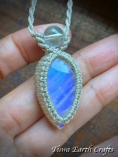 画像4: 【直感力アップ・潜在能力を引き出す】大ぶり高品質ロイヤルブルームーンストーン　ペンダント・ネックレス 1点もの 生成り シンプル＆ナチュラル 天然石パワーストーンお守りアクセサリー マクラメ ハンドメイド 癒し効果　6月誕生石 (4)