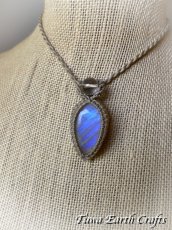 画像41: 【直感力アップ・潜在能力を引き出す】大ぶり高品質ロイヤルブルームーンストーン　ペンダント・ネックレス 1点もの 生成り シンプル＆ナチュラル 天然石パワーストーンお守りアクセサリー マクラメ ハンドメイド 癒し効果　6月誕生石 (41)