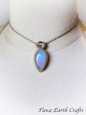 画像30: 【直感力アップ・潜在能力を引き出す】大ぶり高品質ロイヤルブルームーンストーン　ペンダント・ネックレス 1点もの 生成り シンプル＆ナチュラル 天然石パワーストーンお守りアクセサリー マクラメ ハンドメイド 癒し効果　6月誕生石 (30)