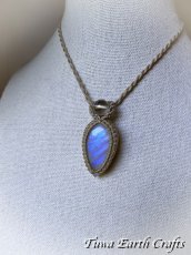 画像45: 【直感力アップ・潜在能力を引き出す】大ぶり高品質ロイヤルブルームーンストーン　ペンダント・ネックレス 1点もの 生成り シンプル＆ナチュラル 天然石パワーストーンお守りアクセサリー マクラメ ハンドメイド 癒し効果　6月誕生石 (45)