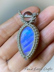 画像2: 【直感力アップ・潜在能力を引き出す】大ぶり高品質ロイヤルブルームーンストーン　ペンダント・ネックレス 1点もの 生成り シンプル＆ナチュラル 天然石パワーストーンお守りアクセサリー マクラメ ハンドメイド 癒し効果　6月誕生石 (2)