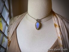 画像25: 【直感力アップ・潜在能力を引き出す】大ぶり高品質ロイヤルブルームーンストーン　ペンダント・ネックレス 1点もの 生成り シンプル＆ナチュラル 天然石パワーストーンお守りアクセサリー マクラメ ハンドメイド 癒し効果　6月誕生石 (25)