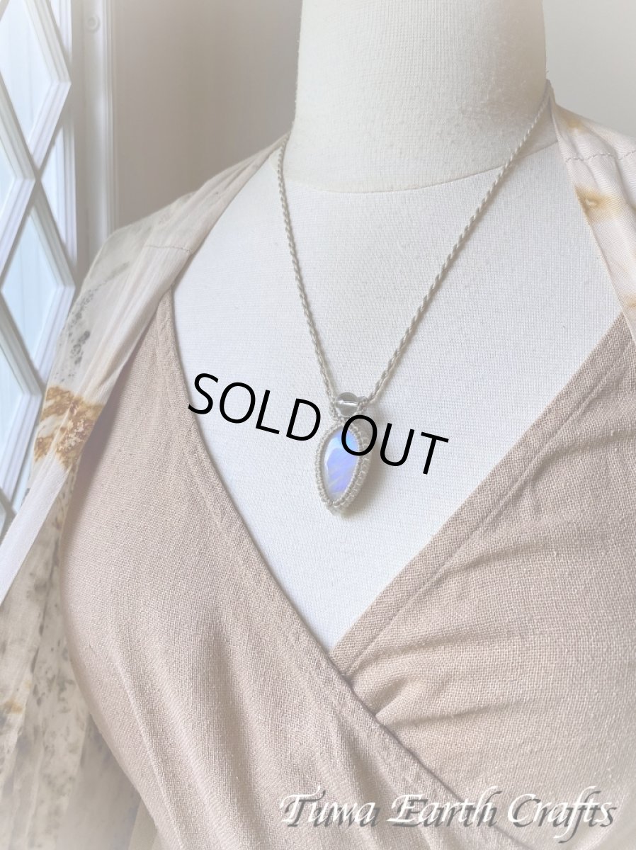 画像20: 【直感力アップ・潜在能力を引き出す】大ぶり高品質ロイヤルブルームーンストーン　ペンダント・ネックレス 1点もの 生成り シンプル＆ナチュラル 天然石パワーストーンお守りアクセサリー マクラメ ハンドメイド 癒し効果　6月誕生石 (20)