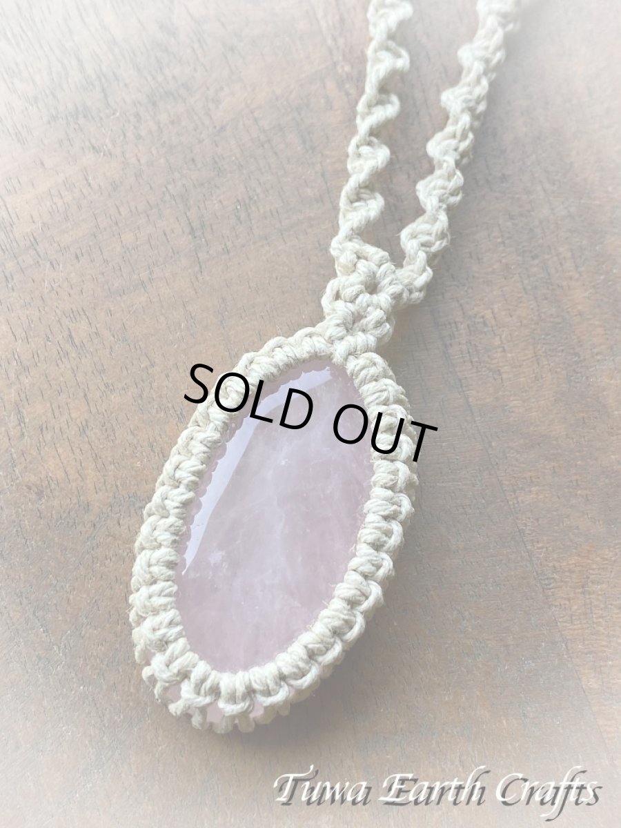 画像11: 全長4.3cm大ぶり【愛と平和のシンボル】高品質ローズクォーツ ペンダント/ネックレス チョーカー*1点もの シンプル＆ナチュラル 生成りヘンプ素材*ヒーリング天然石パワーストーンお守りハンドメイド マクラメ編みアクセサリー (11)