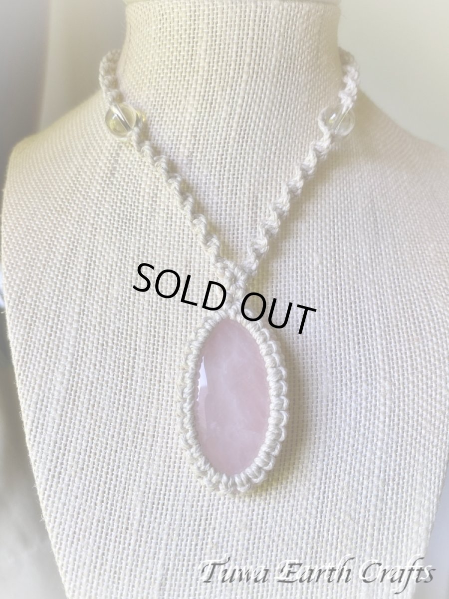 画像6: 全長4.3cm大ぶり【愛と平和のシンボル】高品質ローズクォーツ ペンダント/ネックレス チョーカー*1点もの シンプル＆ナチュラル 生成りヘンプ素材*ヒーリング天然石パワーストーンお守りハンドメイド マクラメ編みアクセサリー (6)