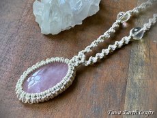 画像13: 全長4.3cm大ぶり【愛と平和のシンボル】高品質ローズクォーツ ペンダント/ネックレス チョーカー*1点もの シンプル＆ナチュラル 生成りヘンプ素材*ヒーリング天然石パワーストーンお守りハンドメイド マクラメ編みアクセサリー (13)