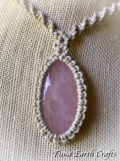 画像4: 全長4.3cm大ぶり【愛と平和のシンボル】高品質ローズクォーツ ペンダント/ネックレス チョーカー*1点もの シンプル＆ナチュラル 生成りヘンプ素材*ヒーリング天然石パワーストーンお守りハンドメイド マクラメ編みアクセサリー (4)