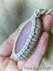 画像12: 全長4.3cm大ぶり【愛と平和のシンボル】高品質ローズクォーツ ペンダント/ネックレス チョーカー*1点もの シンプル＆ナチュラル 生成りヘンプ素材*ヒーリング天然石パワーストーンお守りハンドメイド マクラメ編みアクセサリー (12)