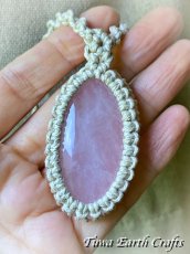 画像2: 全長4.3cm大ぶり【愛と平和のシンボル】高品質ローズクォーツ ペンダント/ネックレス チョーカー*1点もの シンプル＆ナチュラル 生成りヘンプ素材*ヒーリング天然石パワーストーンお守りハンドメイド マクラメ編みアクセサリー (2)