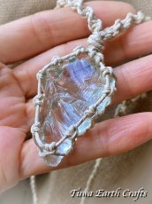 画像20: 全長4.5cm大ぶり♪ 高品質アンダラクリスタル（シエラネバダ産）ネックレス・ペンダント アクアセレニティ 薄水色 クリアアクアブルー ペールブルー ヘンプ 麻紐 生成り シンプル＆ナチュラル マクラメ 1点もの ハンドメイドアクセサリー スピリチュアル ヒーリングジュエリー　邪気除け 電磁波対策 お守り (20)