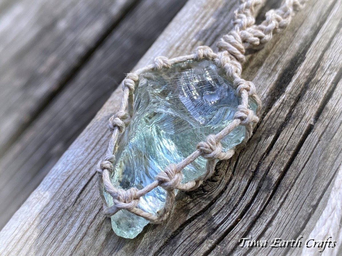 画像7: 全長4.5cm大ぶり♪ 高品質アンダラクリスタル（シエラネバダ産）ネックレス・ペンダント アクアセレニティ 薄水色 クリアアクアブルー ペールブルー ヘンプ 麻紐 生成り シンプル＆ナチュラル マクラメ 1点もの ハンドメイドアクセサリー スピリチュアル ヒーリングジュエリー　邪気除け 電磁波対策 お守り (7)
