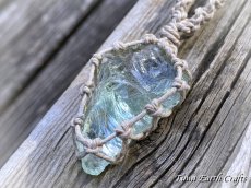 画像7: 全長4.5cm大ぶり♪ 高品質アンダラクリスタル（シエラネバダ産）ネックレス・ペンダント アクアセレニティ 薄水色 クリアアクアブルー ペールブルー ヘンプ 麻紐 生成り シンプル＆ナチュラル マクラメ 1点もの ハンドメイドアクセサリー スピリチュアル ヒーリングジュエリー　邪気除け 電磁波対策 お守り (7)