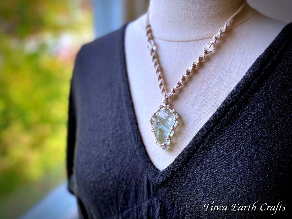 画像16: 全長4.5cm大ぶり♪ 高品質アンダラクリスタル（シエラネバダ産）ネックレス・ペンダント アクアセレニティ 薄水色 クリアアクアブルー ペールブルー ヘンプ 麻紐 生成り シンプル＆ナチュラル マクラメ 1点もの ハンドメイドアクセサリー スピリチュアル ヒーリングジュエリー　邪気除け 電磁波対策 お守り (16)